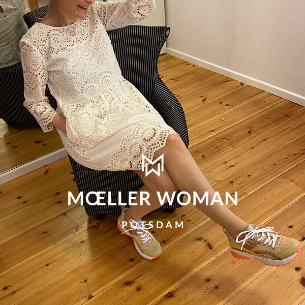 Schaufenster #05 - Kleid und Sneaker, Marc Cain, Frühling & Sommer 2020 - Ihre Adresse für exklusive Damenmode - MOELLER WOMAN - Brandenburger Straße 40, 14467 Potsdam